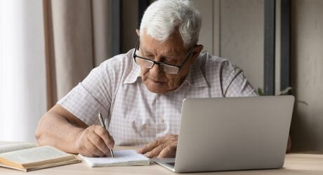 Man studying Arabic online