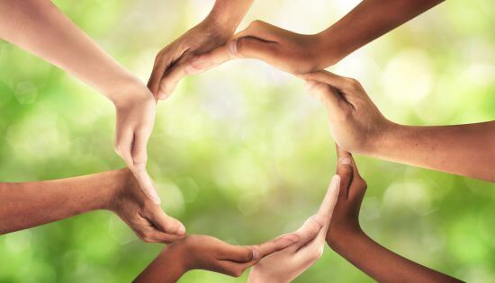 Mains symboles de solidarité